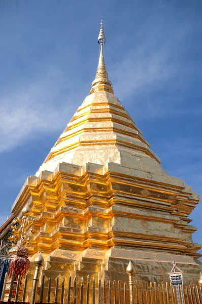 Złota pagoda wat Phra że Doi Suthep, Tajlandia — Zdjęcie stockowe