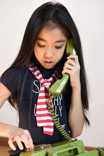 Красивая маленькая девочка в винтажном стиле разговаривает по телефону — стоковое фото