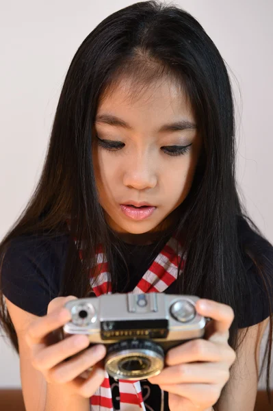 Little girl shooting with a vintage camera — Stock Photo, Image