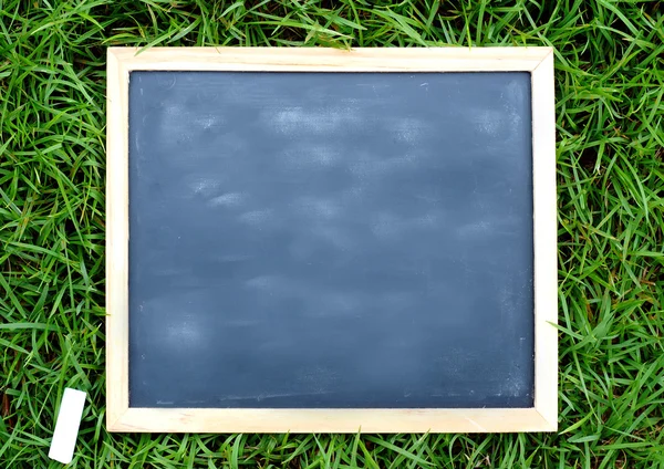 Chalkboard na grama — Fotografia de Stock