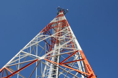 Telekomünikasyon kule mavi gökyüzü üzerinde