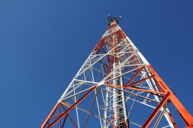 Telekomünikasyon kule mavi gökyüzü üzerinde