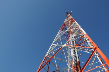 Telekomünikasyon kule mavi gökyüzü üzerinde