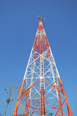 Telekomünikasyon kule mavi gökyüzü üzerinde