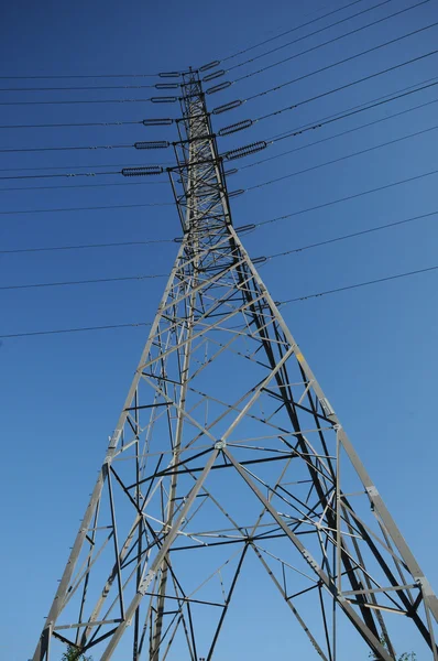 Hög spänning post.high spänning tower — Stockfoto