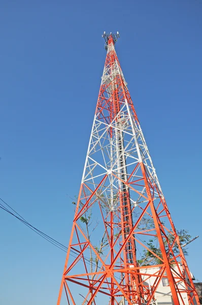 Telekommunikationen står hög över en blå himmel — Stockfoto