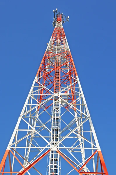 Torre de telecomunicaciones sobre un cielo azul —  Fotos de Stock