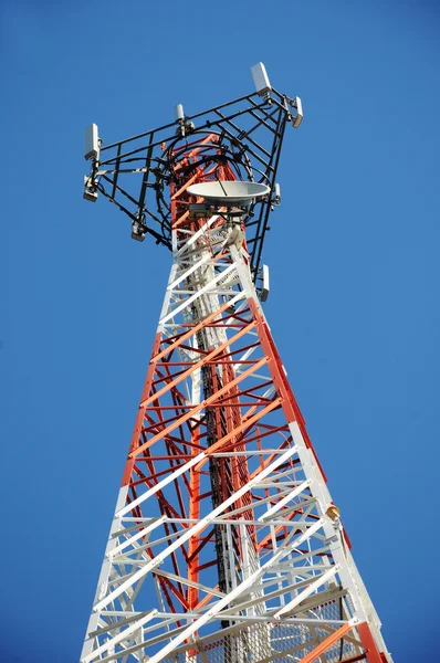 Telekomunikační věž nad modrá obloha — Stock fotografie