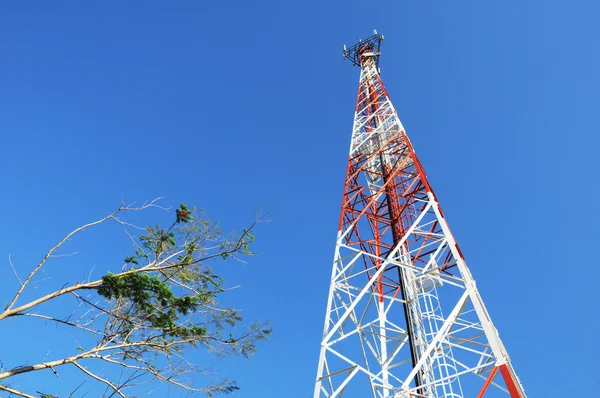青い空に通信鉄塔 — ストック写真