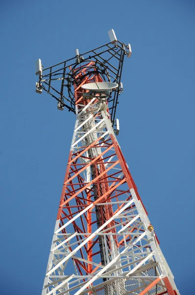 Torre de telecomunicações sobre um céu azul — Fotografia de Stock