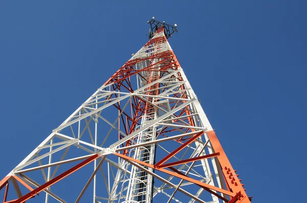 Телекоммуникационная башня над голубым небом — стоковое фото