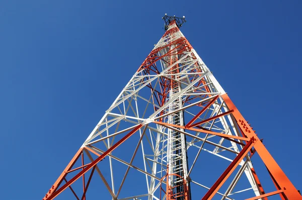 Torre de telecomunicações sobre um céu azul — Fotografia de Stock