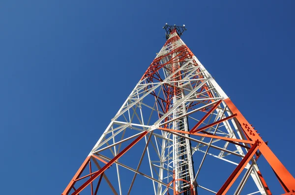 Телекоммуникационная башня над голубым небом — стоковое фото
