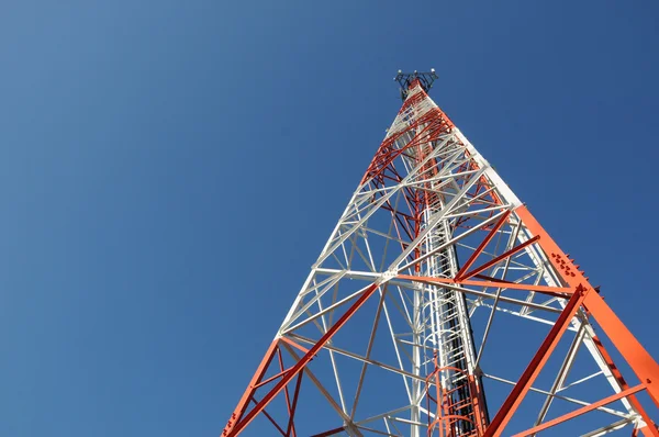 Torre de telecomunicações sobre um céu azul — Fotografia de Stock