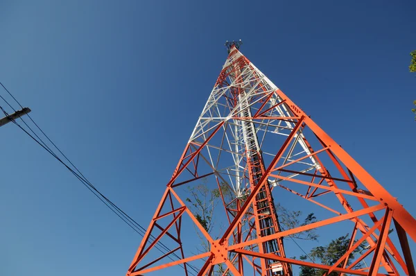 Telekomunikační věž nad modrá obloha — Stock fotografie