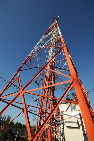 Torre de telecomunicações sobre um céu azul — Fotografia de Stock