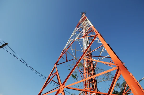 Telekomunikační věž nad modrá obloha — Stock fotografie