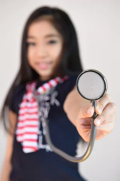 Lille pige med stetoskop - Stock-foto