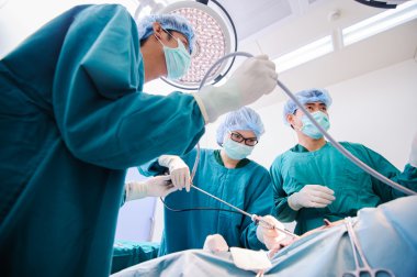 Veteriner Doktor operasyon odasında