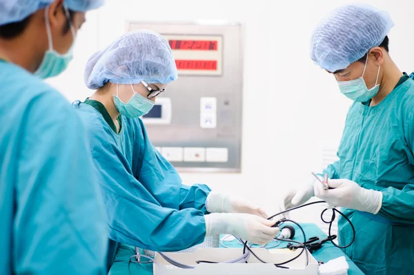 Médico veterinário na sala de operação — Fotografia de Stock