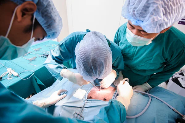 Veterinarian surgeons in operation room — Stock Photo, Image