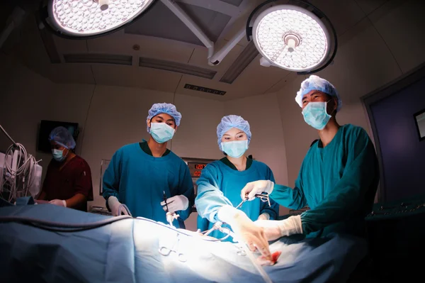 Médecin vétérinaire en salle d'opération — Photo