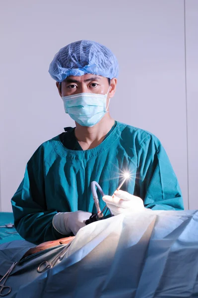 Veterinarian doctor in operation room — Stock Photo, Image