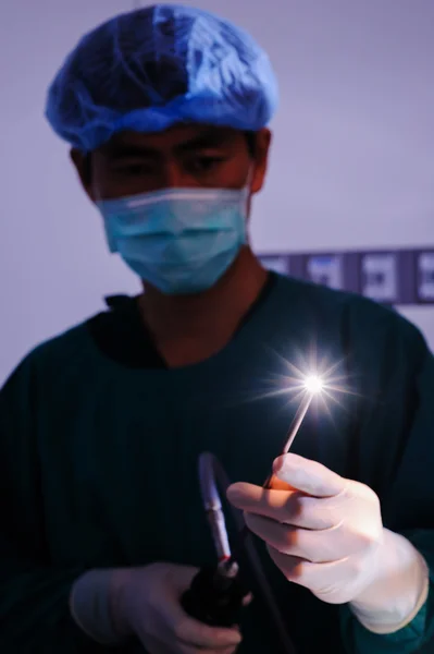 Médecin vétérinaire en salle d'opération — Photo