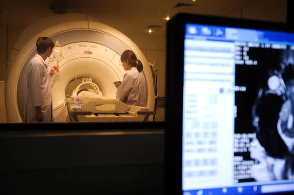 Veterinär läkare arbetar i Mri scanner rum — Stockfoto