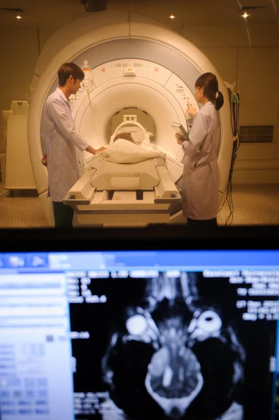 Ветеринар лікар працюють у кімнаті МРТ сканера — стокове фото