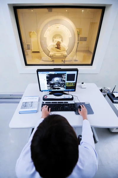 Médico veterinário a trabalhar — Fotografia de Stock