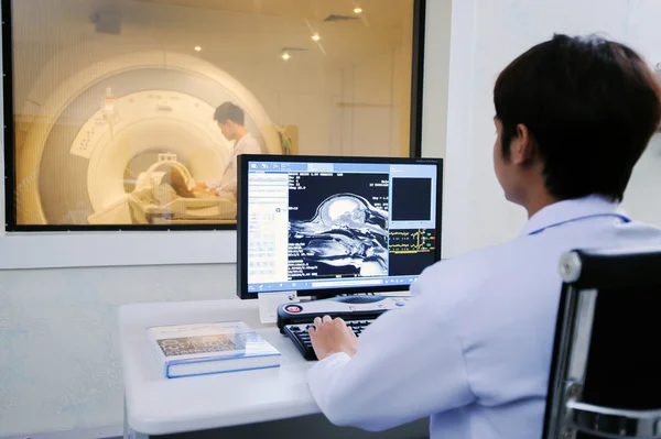 Médico veterinário a trabalhar — Fotografia de Stock