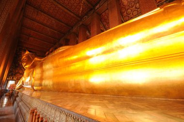 Yatan Buda heykeli altın. Wat Pho, Tayland