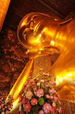 Yatan Buda heykeli altın. Wat Pho, Tayland