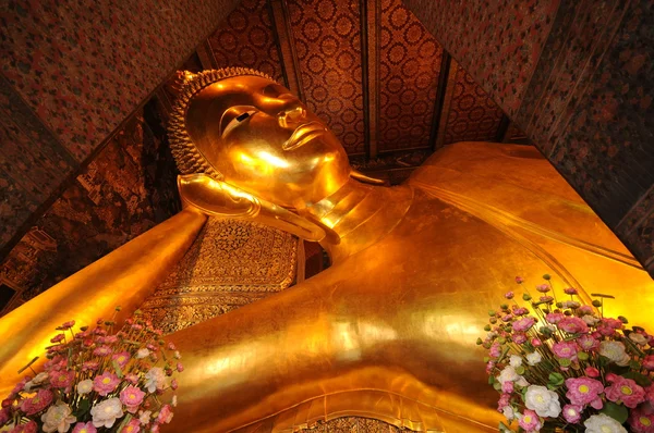 Estátua de buda reclinada dourada. Wat Pho, Tailândia — Fotografia de Stock