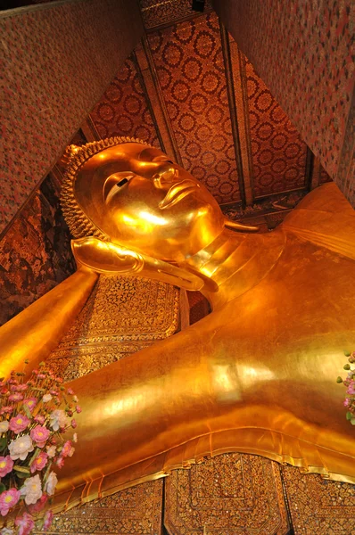 Estátua de buda reclinada dourada. Wat Pho, Tailândia — Fotografia de Stock