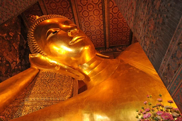 金色的卧佛像。扫管笏卧佛寺，泰国 — 图库照片