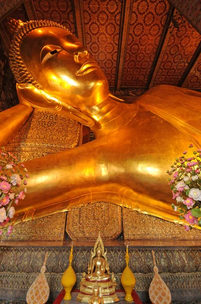 Yatan Buda heykeli altın. Wat Pho, Tayland — Stok fotoğraf