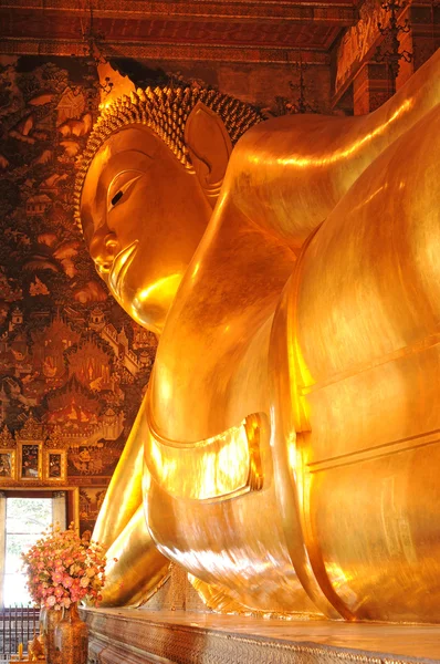 Yatan Buda heykeli altın. Wat Pho, Tayland