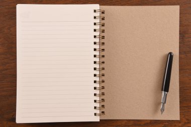 Açık not defteri ve kalem