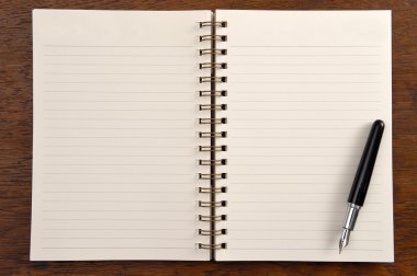 Açık not defteri ve kalem