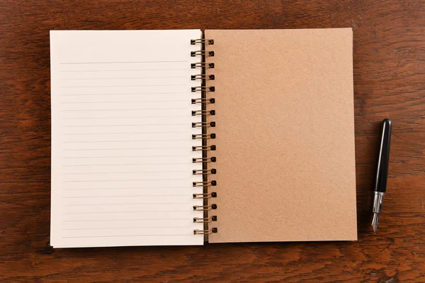 Abrir caderno e caneta — Fotografia de Stock