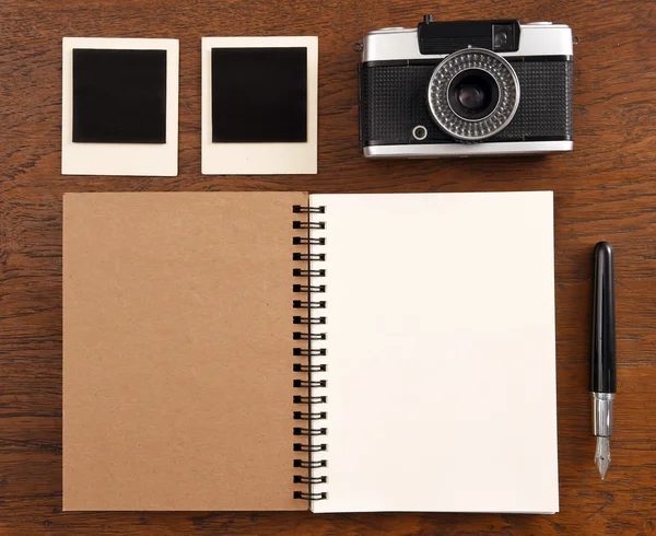 Tom anteckningsbok med penna, fotoramar och kamera — Stockfoto