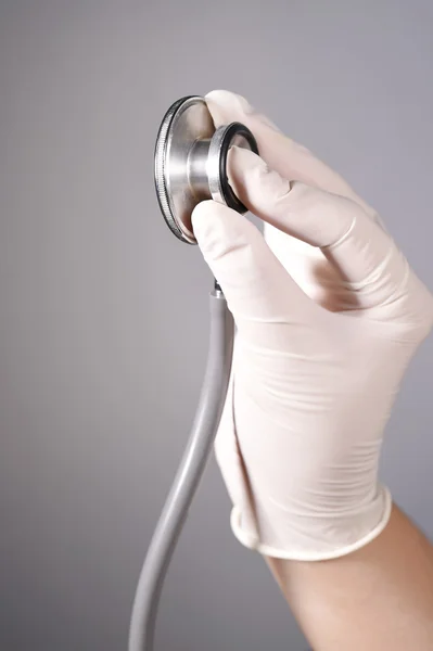 Hand met een stethoscoop — Stockfoto