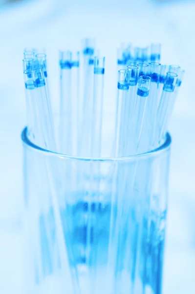 Amostragem de sangue com agulha para análise tomada com filtro azul — Fotografia de Stock