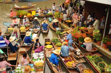 Ahşap tekne yüzen Pazar 13 Nisan 2011 günü Bangkok Amphawa, insanlar kavuşturan meşgul.