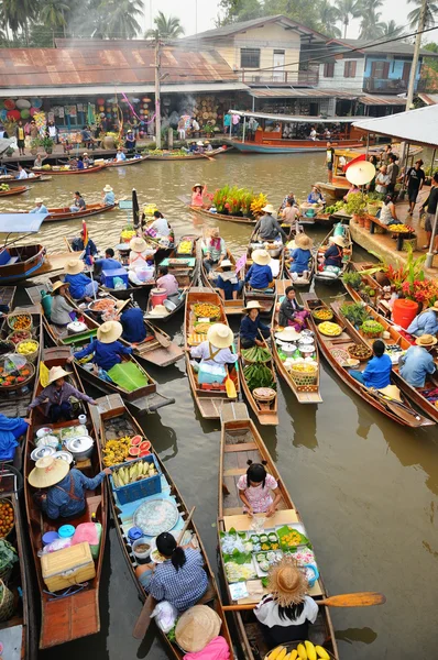 Houten boten bezig was mensen op Amphawa drijvende markt op 13 April 2011 in Bangkok. — Stockfoto