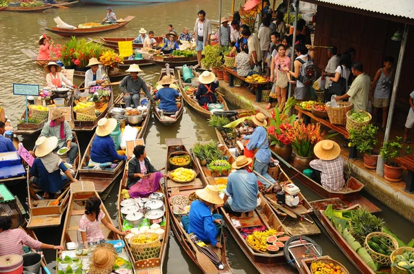 Barcos de madera ocupados transportando gente en el mercado flotante de Amphawa el 13 de abril de 2011 en Bangkok . — Foto de Stock