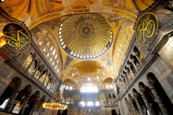 Interior of Hagia Sophia (Ayasofya) museum — Stock Photo, Image