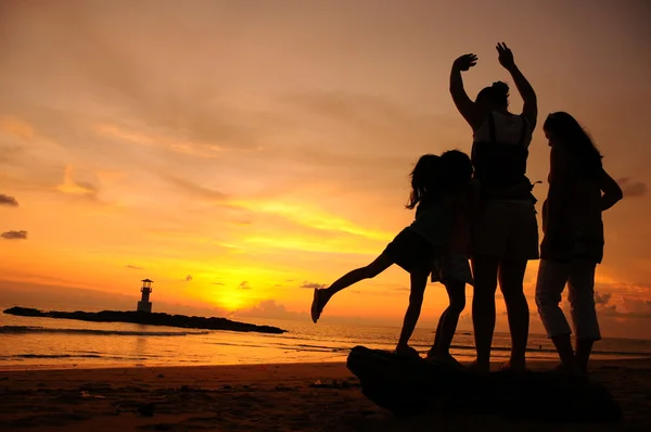 Grupo de personas en la playa —  Fotos de Stock